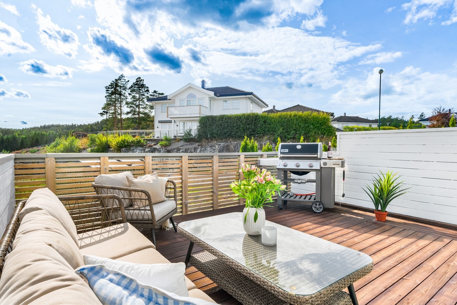 Her ute er det god plass til sittegrupper, samt gass-/elektrisk grill. Galleribilde