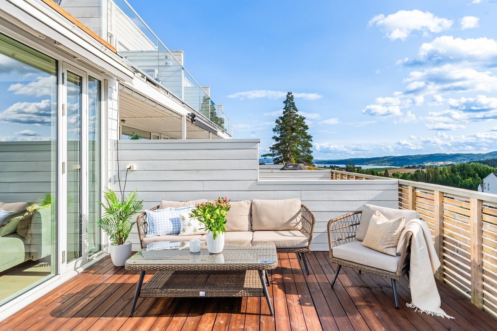 Fra stuen er det i tillegg utgang til en herlig sørvestvendt terrasse med svært gode solforhold Galleribilde