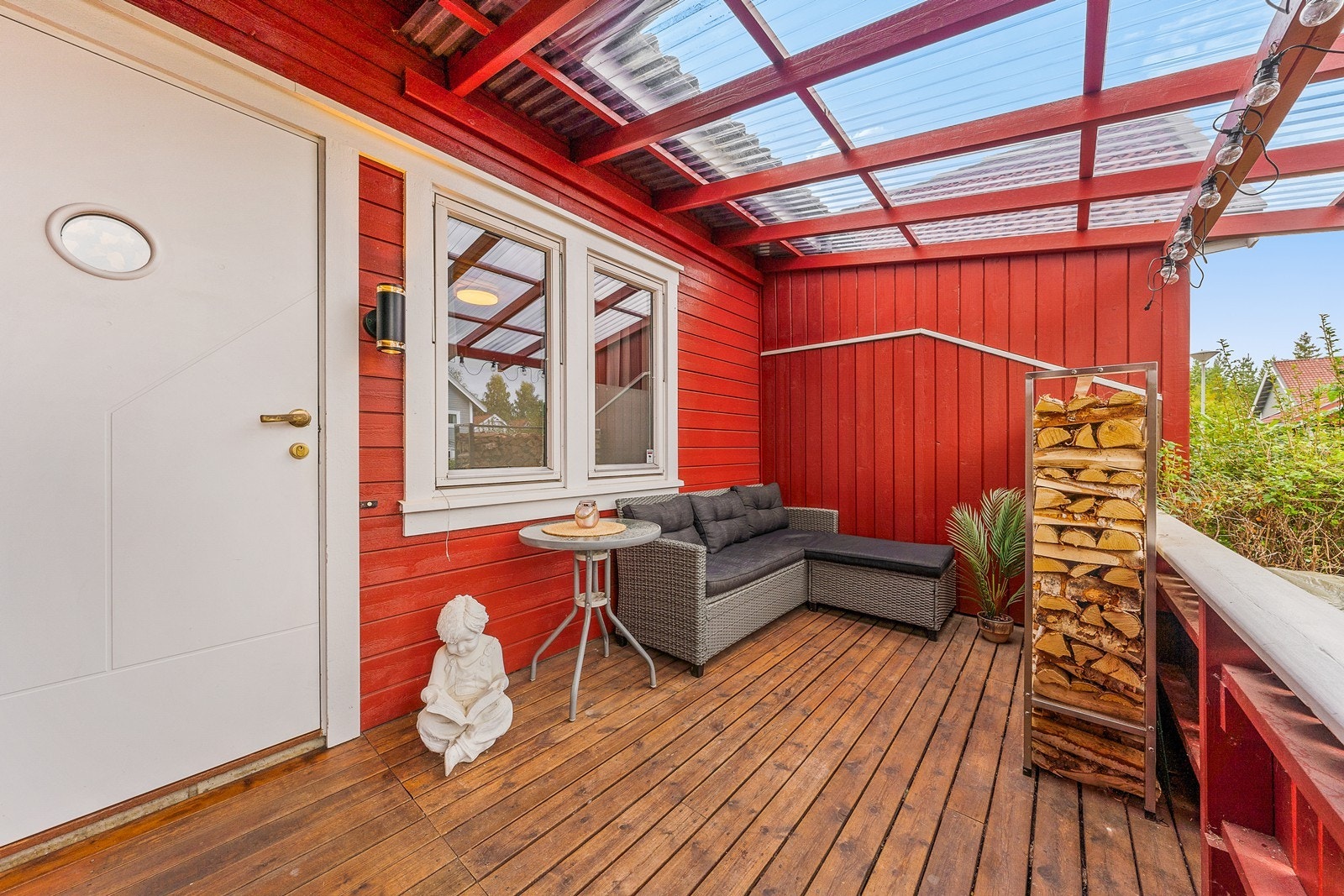 Den overbygde terrassen ved inngangen gir en lun uteplass. Galleribilde