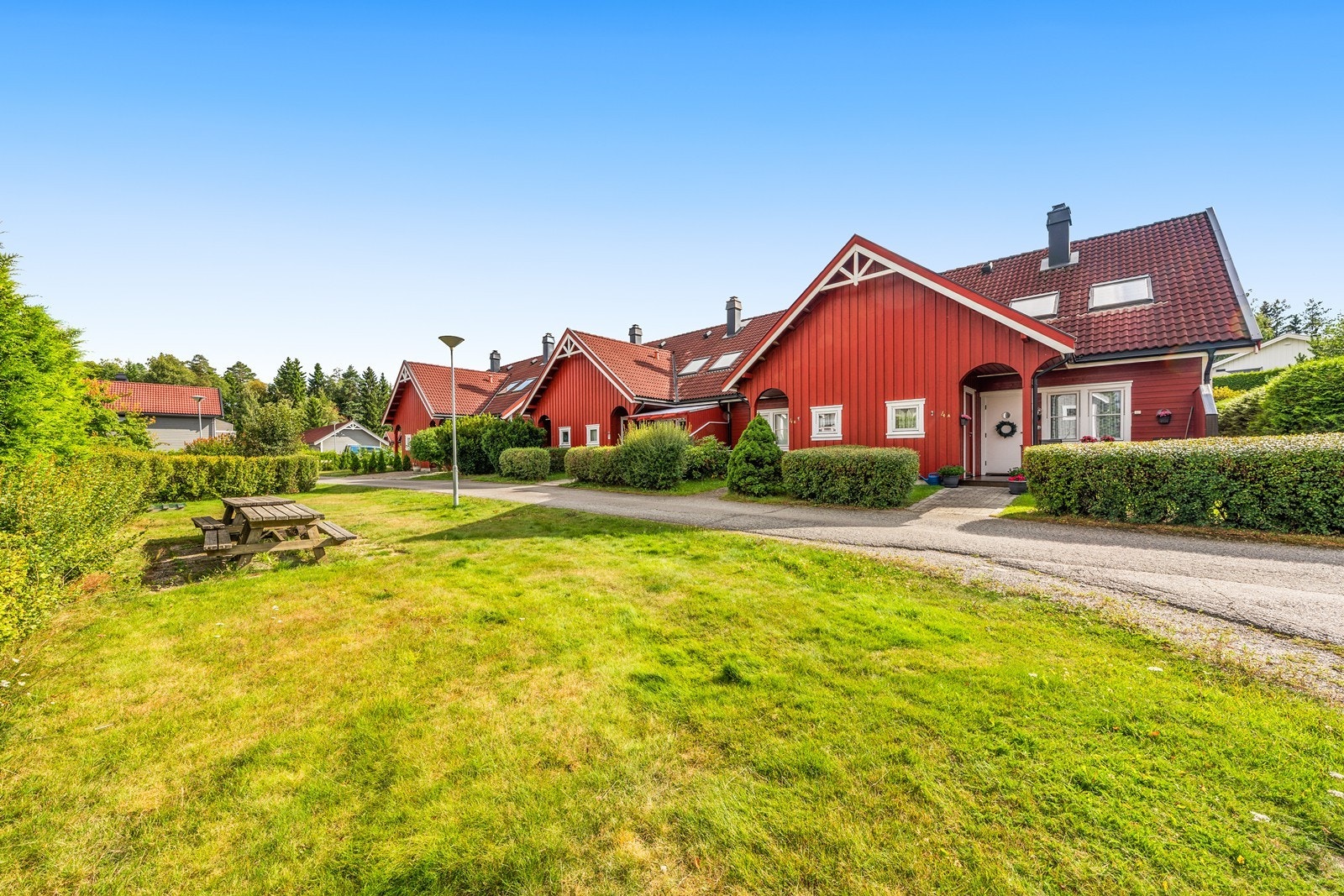 Rekkehuset ligger i et etablert og barnevennlig boligområde på Skogmo. Galleribilde