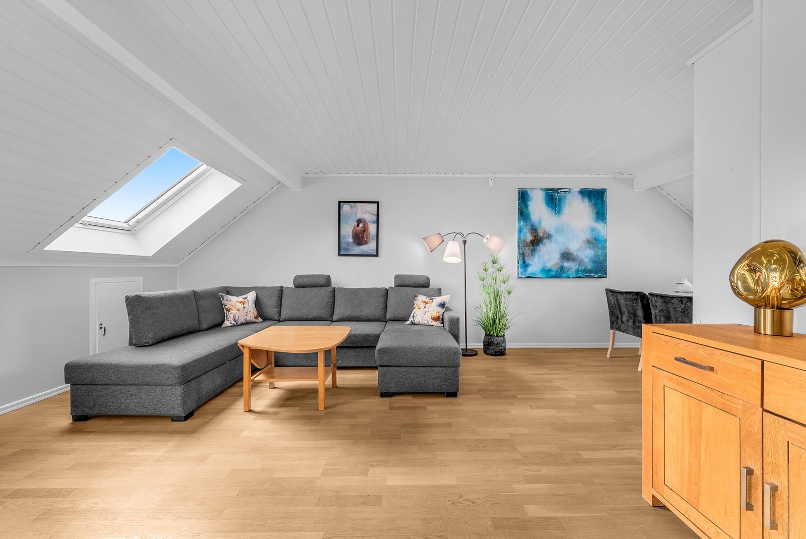 Store takvinduer fra Velux, montert i 2022, gir rikelig med naturlig lys. Galleribilde