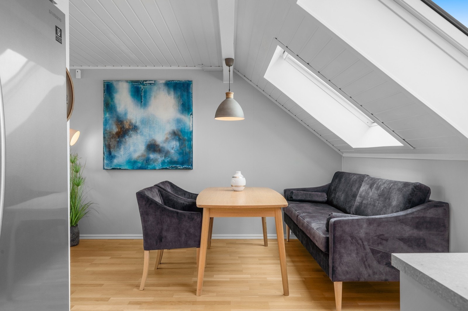 Takvinduer og store vindusflater gir gjennomgående godt dagslys. Galleribilde