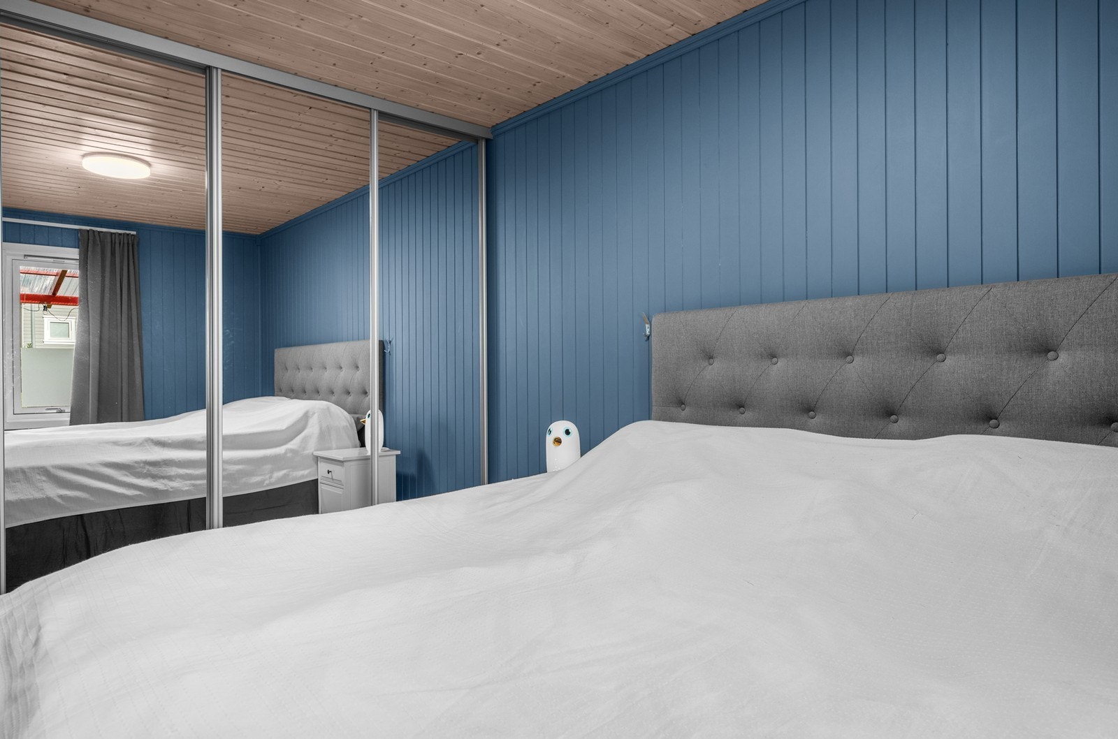 Skyvedørsgarderobe gir rikelig med oppbevaringsplass på hovedsoverommet. Galleribilde