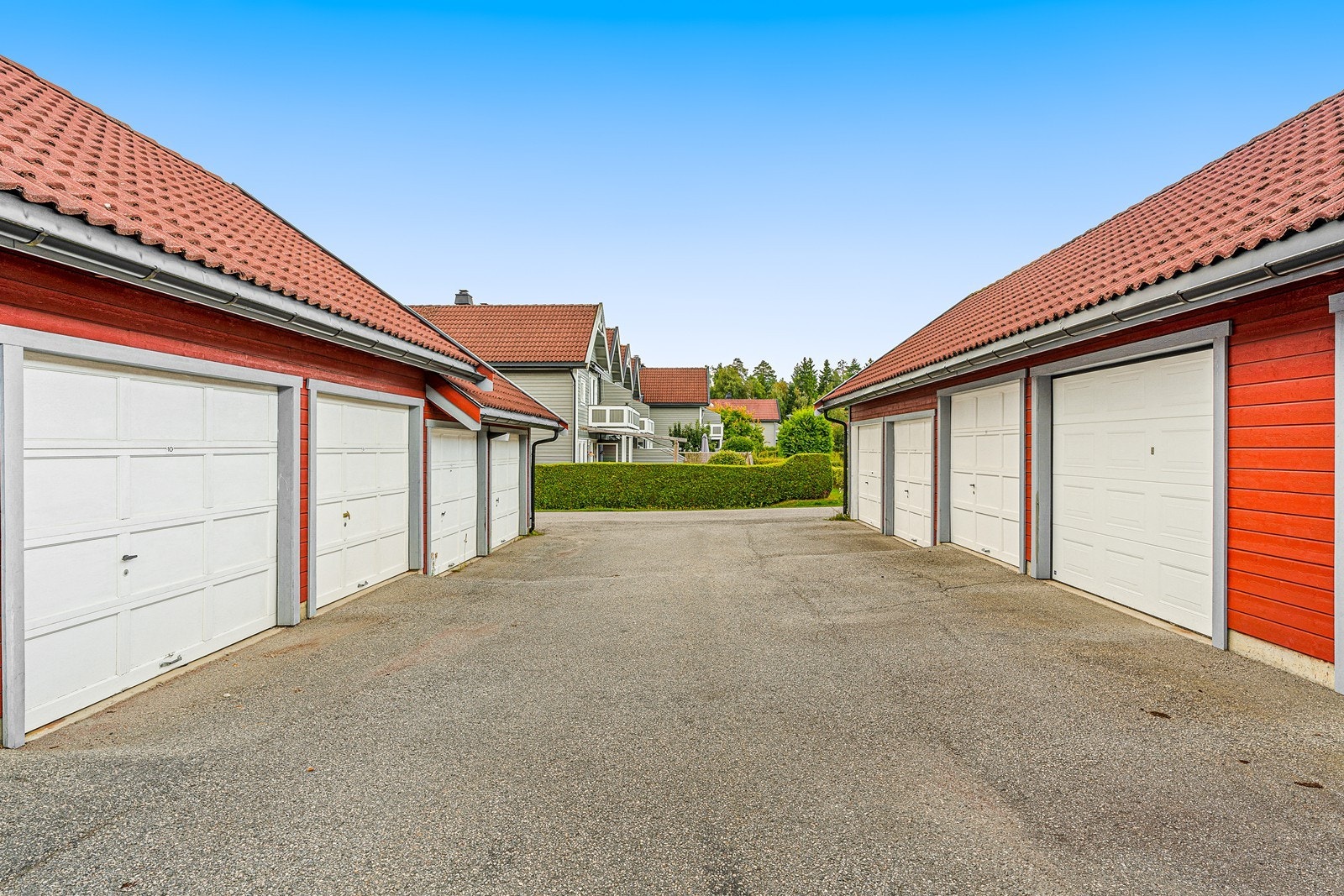 Boligen disponerer én garasjeplass i felles garasjerekke. Galleribilde