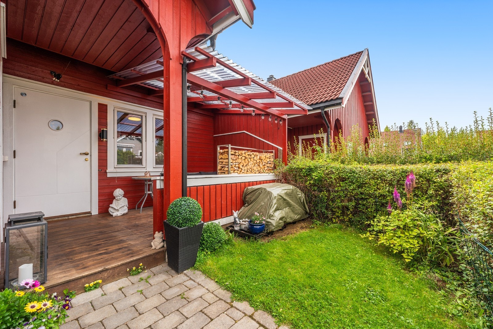 Overbygd inngangsparti og terrasse ved inngangen. Galleribilde
