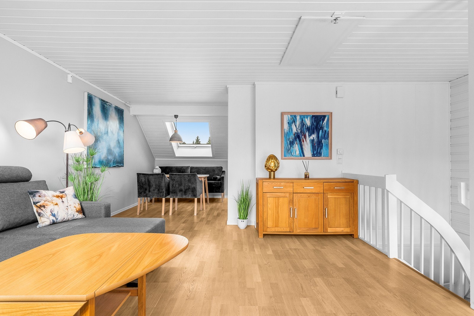 Andre etasje har en åpen og luftig planløsning mellom stue og kjøkken. Galleribilde