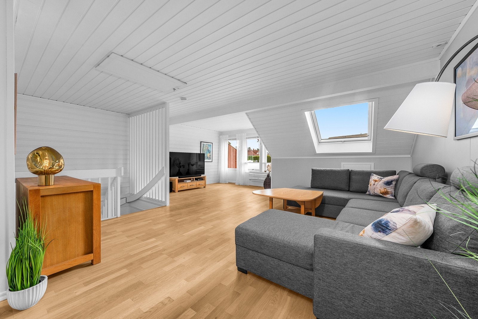 Stuen har god plass til en romslig sofagruppe. Galleribilde