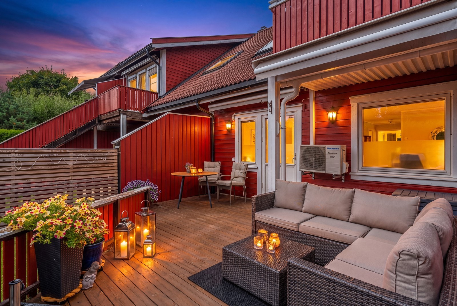 Rekkehuset har en koselig terrasse som er et naturlig samlingspunkt på varme dager. (Illustrasjon) Galleribilde