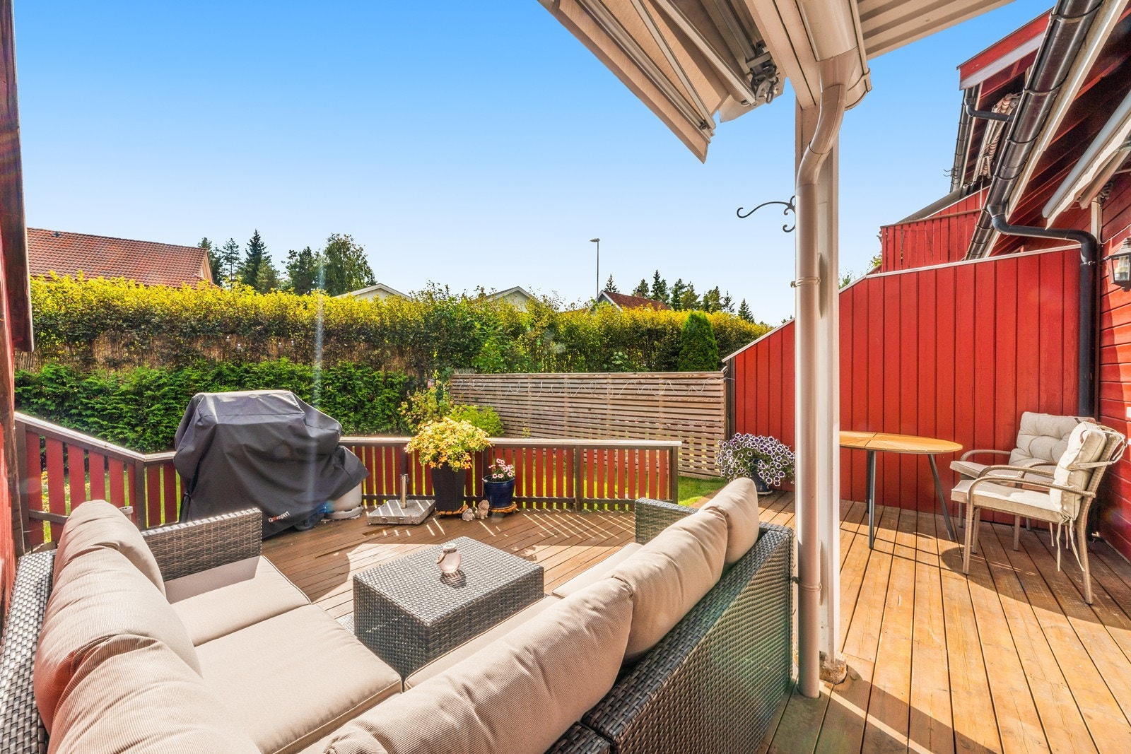 Terrassen er belagt med impregnerte terrassebord. Galleribilde