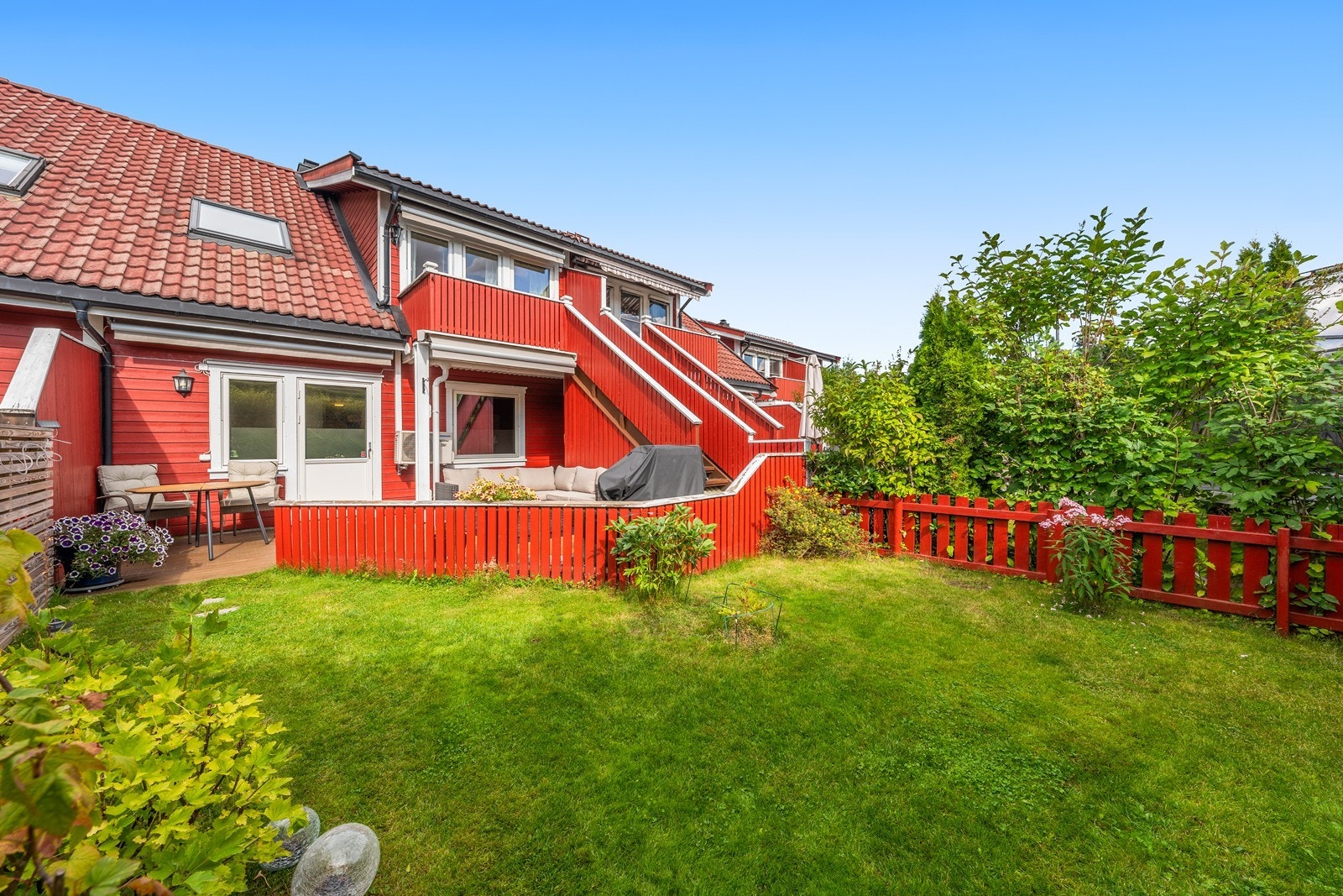 Boligen har en stor, usjenert terrasse og en lettstelt hage. Galleribilde