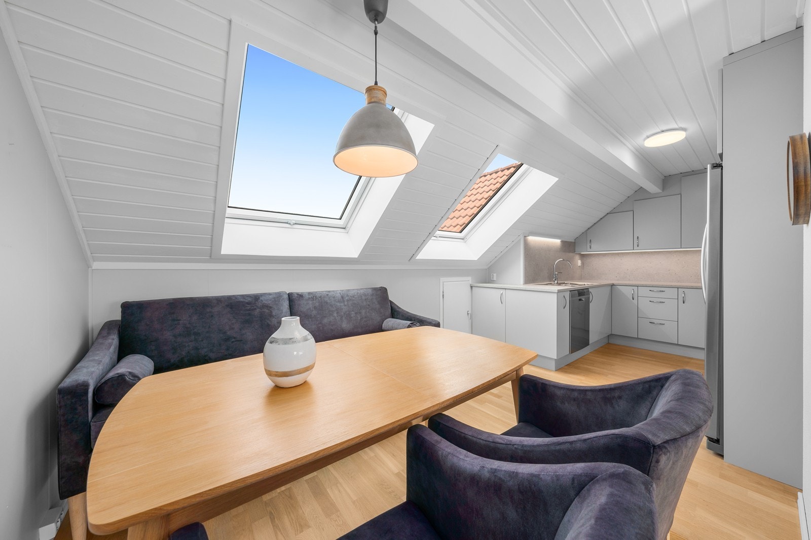 Spiseplassen ligger i åpen løsning mot kjøkkenet. Galleribilde