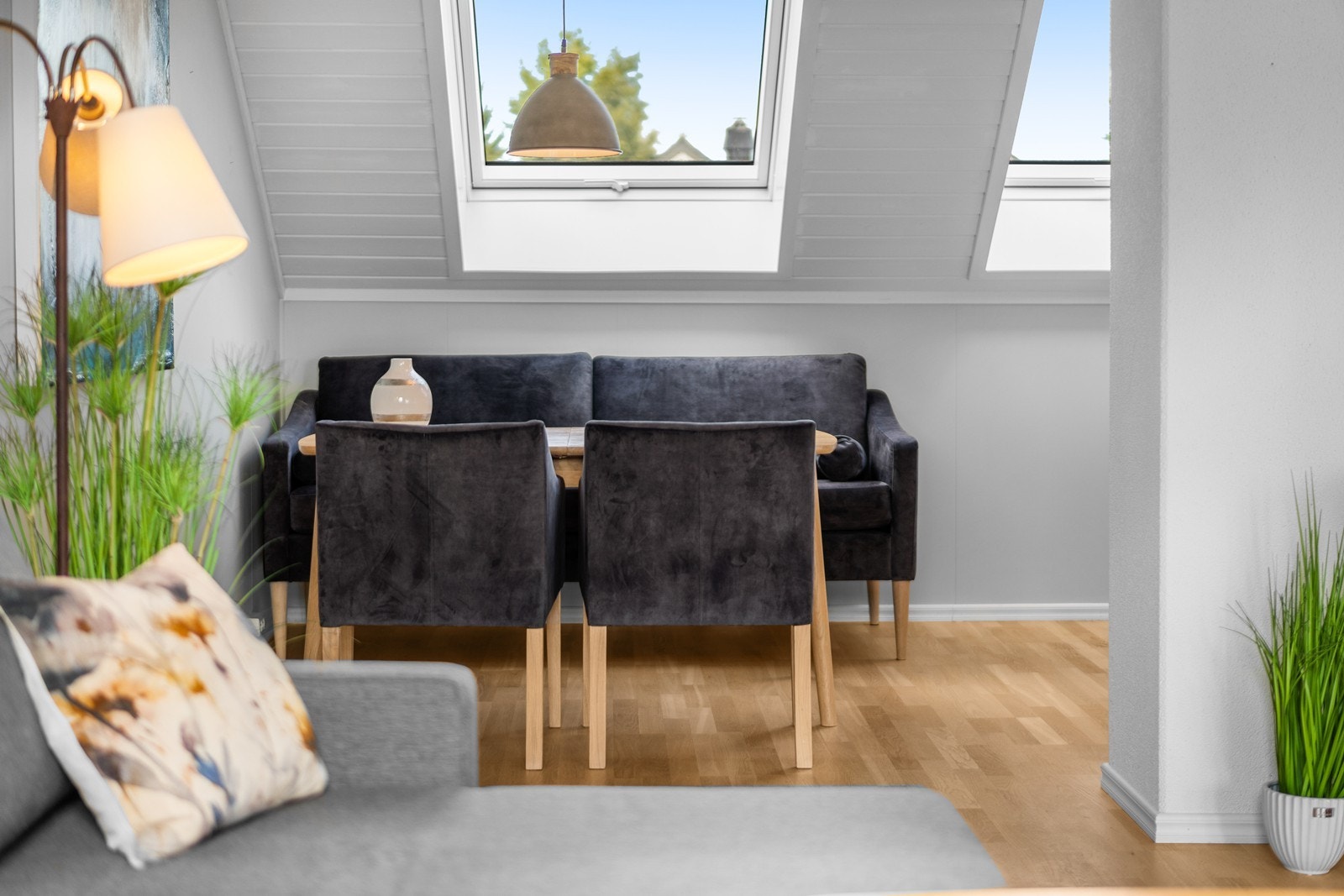 Det er god plass til en egen spiseplass i tilknytning til stuen. Galleribilde