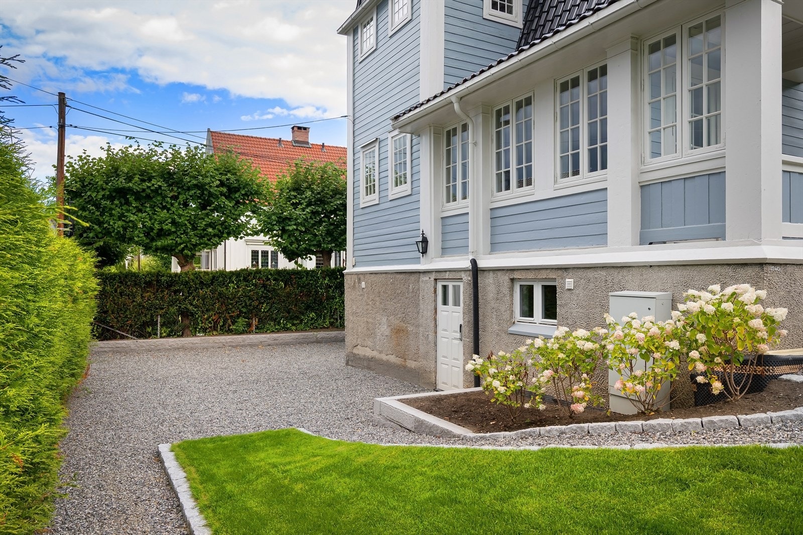 Underetasjen har egen grovinngang. Det er også egen hybeldel i underetasjen med egen inngang. Gulv i kjeller har blitt pigget opp for ekstra takhøyde, i tillegg er det lagt ny isolasjon og vannbåren varme. Galleribilde