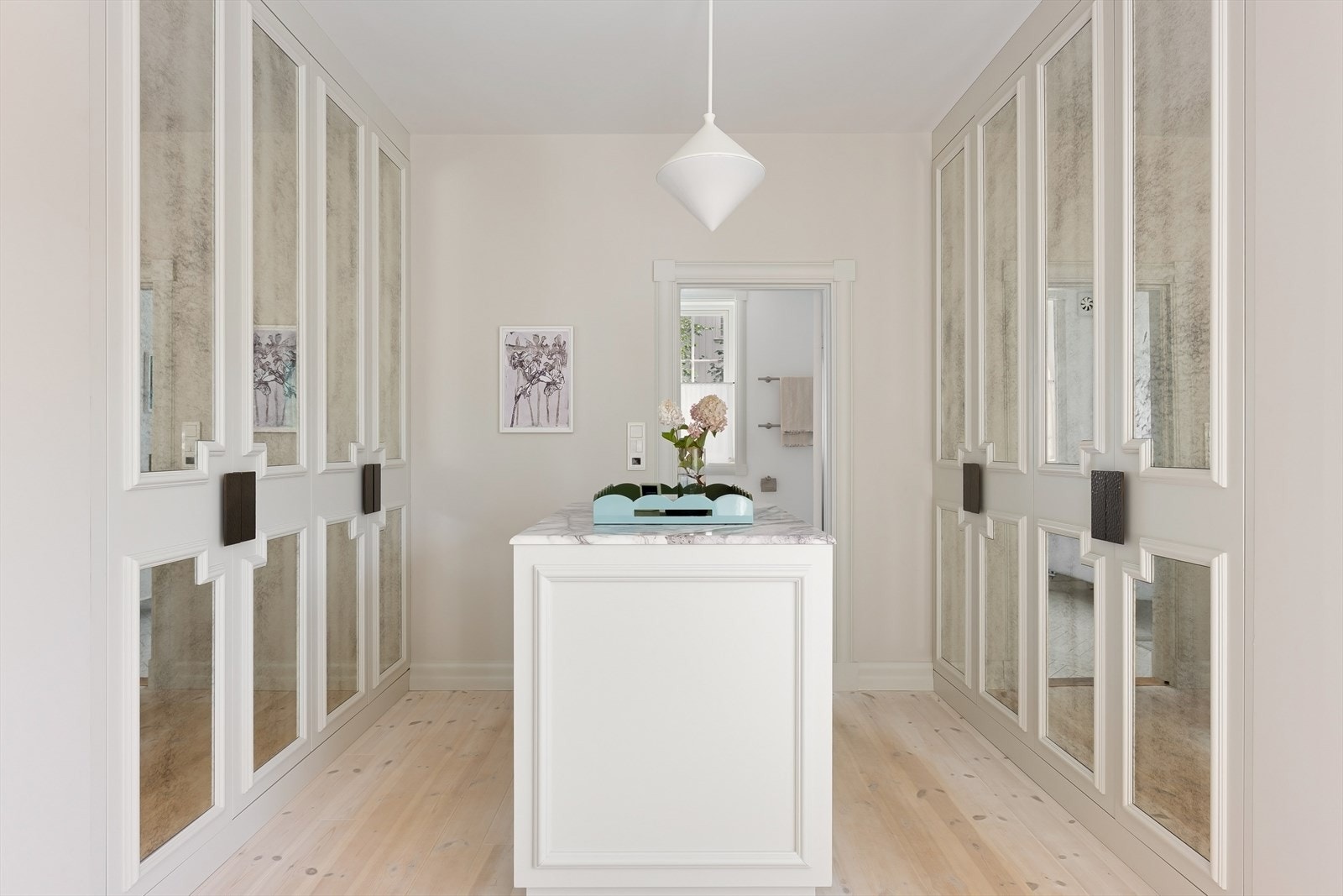 Rikelig med oppbevaringsplass i eget walk-in-closet Galleribilde
