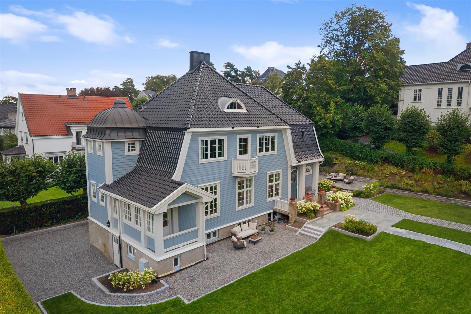 Klassisk jugendvilla tegnet av Arkitekt Harald Hals. Sjeldent stor villa på hele 461 kvm BRA-i - Et av de største av husene i Huk aveny området! Galleribilde