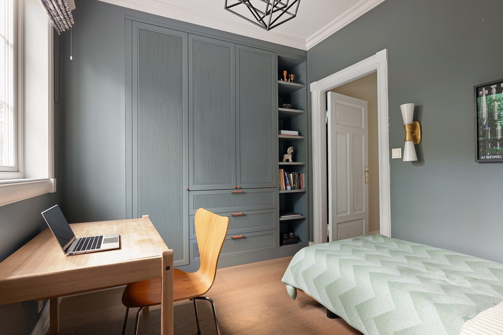Smakfull snekkerbygget garderobe gir god lagringsplass. Galleribilde