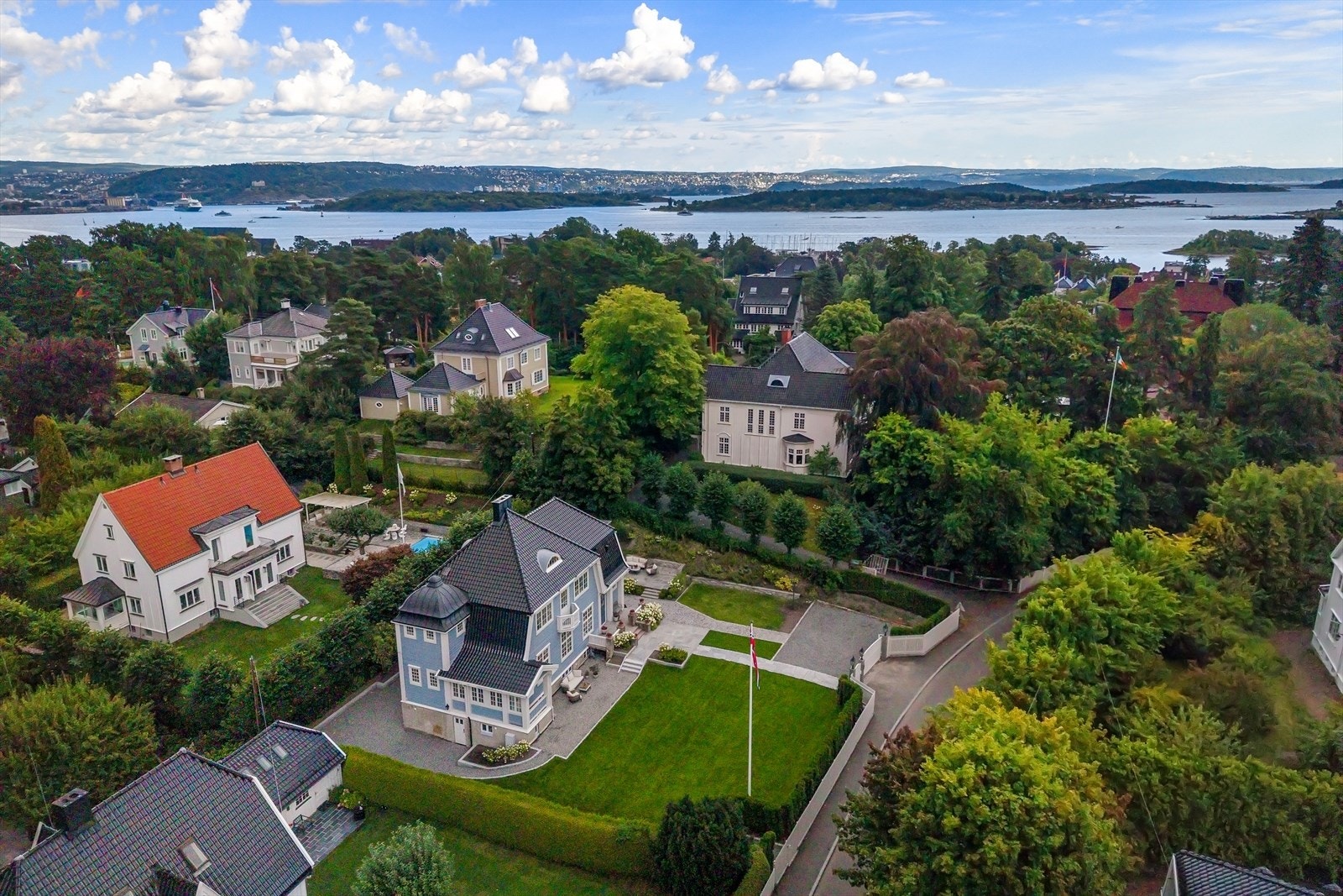 Eiendommen ligger usjenert og idyllisk til i nærheten av Langviksbukta på Bygdøy. Dette er et svært attraktivt og ettertraktet boligområde, med nærhet til skoler, offentlig kommunikasjon og gode servicetilbud. Galleribilde