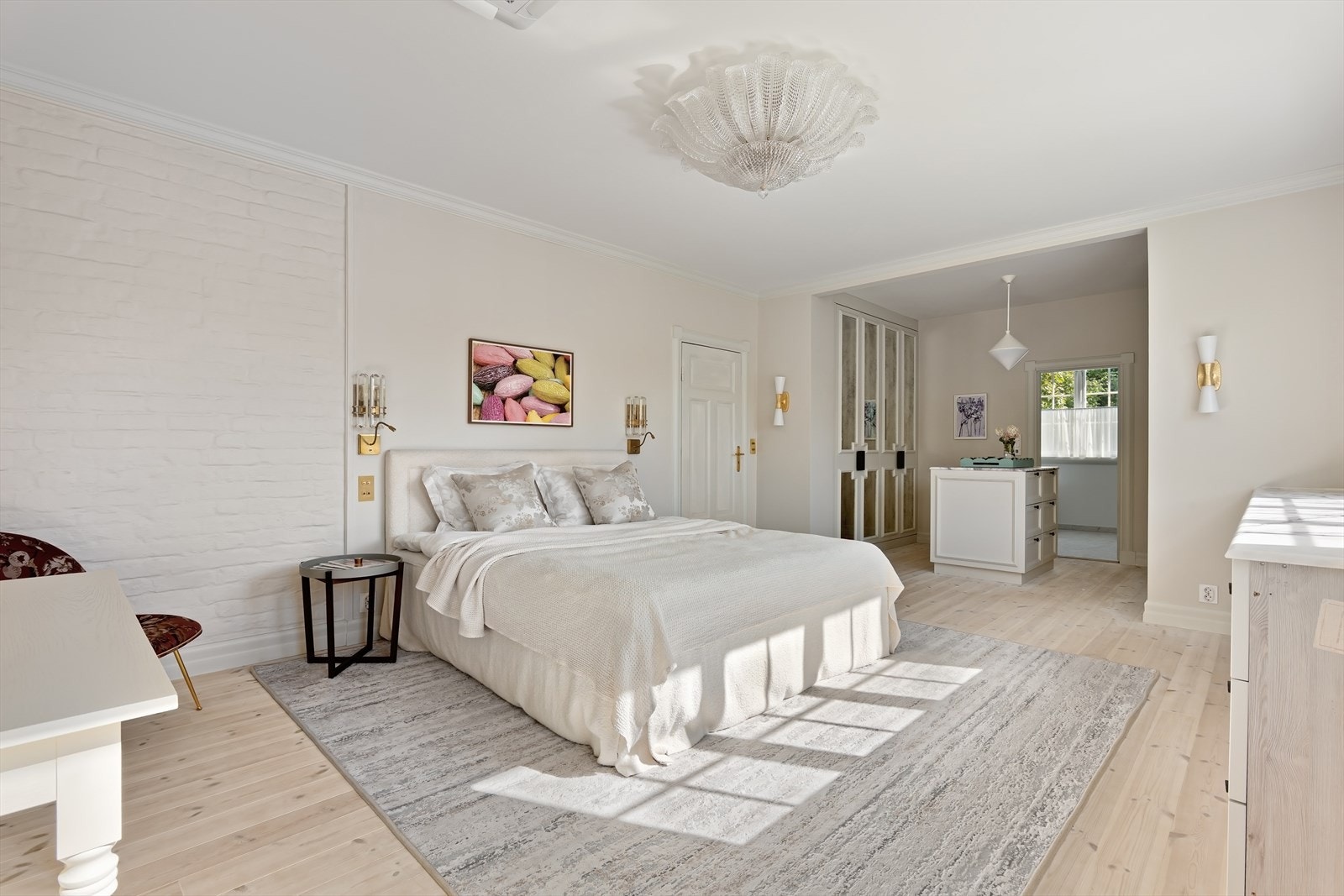 Hovedsoverommet er innredet som en mastersuite med walk-in-closet, eget bad og utgang til balkong. Galleribilde