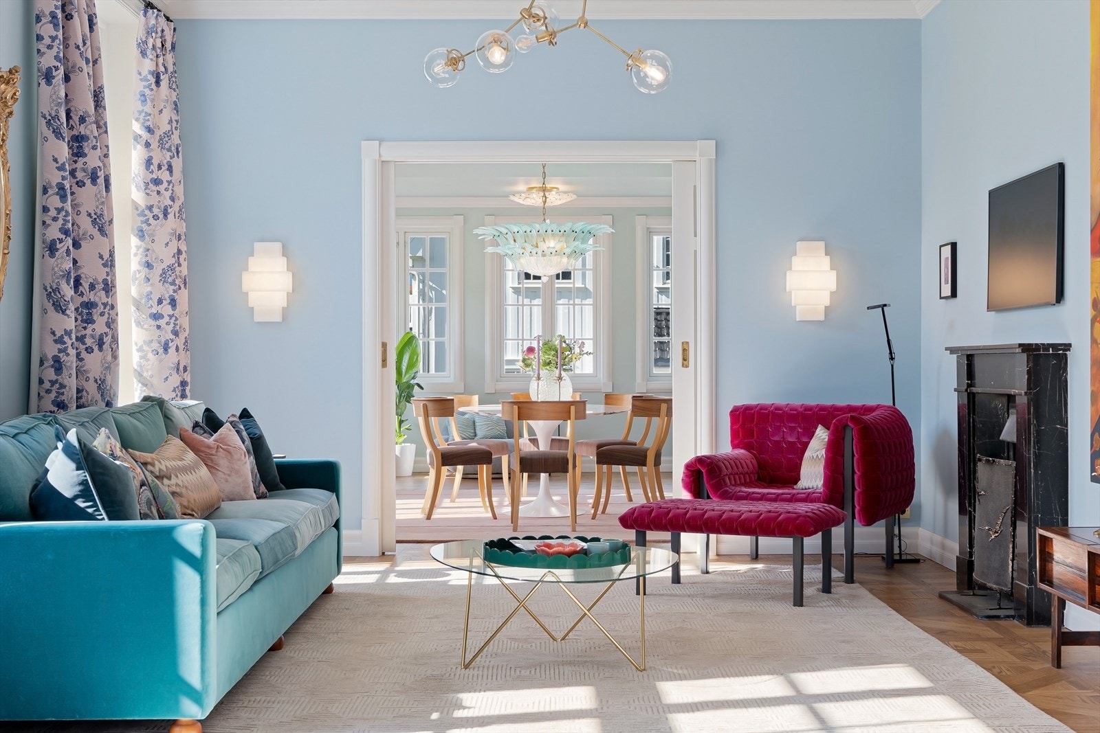 Boligen har nytt elektrisk anlegg, inntak, kabler, sikringsskap, utvidet kapasitet. KNX-styring kombinert med fysiske brytere i messing fra Forbes & Lomax og appstyring. Galleribilde