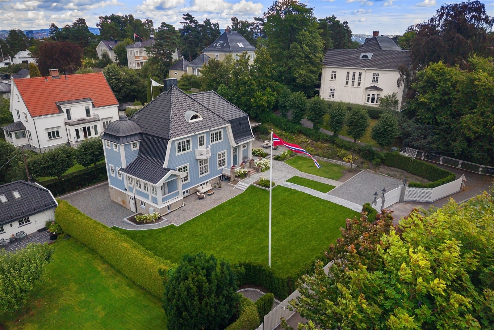 Nils O. M. Nordvik & Caroline Leirflaten har gleden av å presentere en klassisk og herskapelig enebolig med etterspurt beliggenhet på Bygdøy! Galleribilde