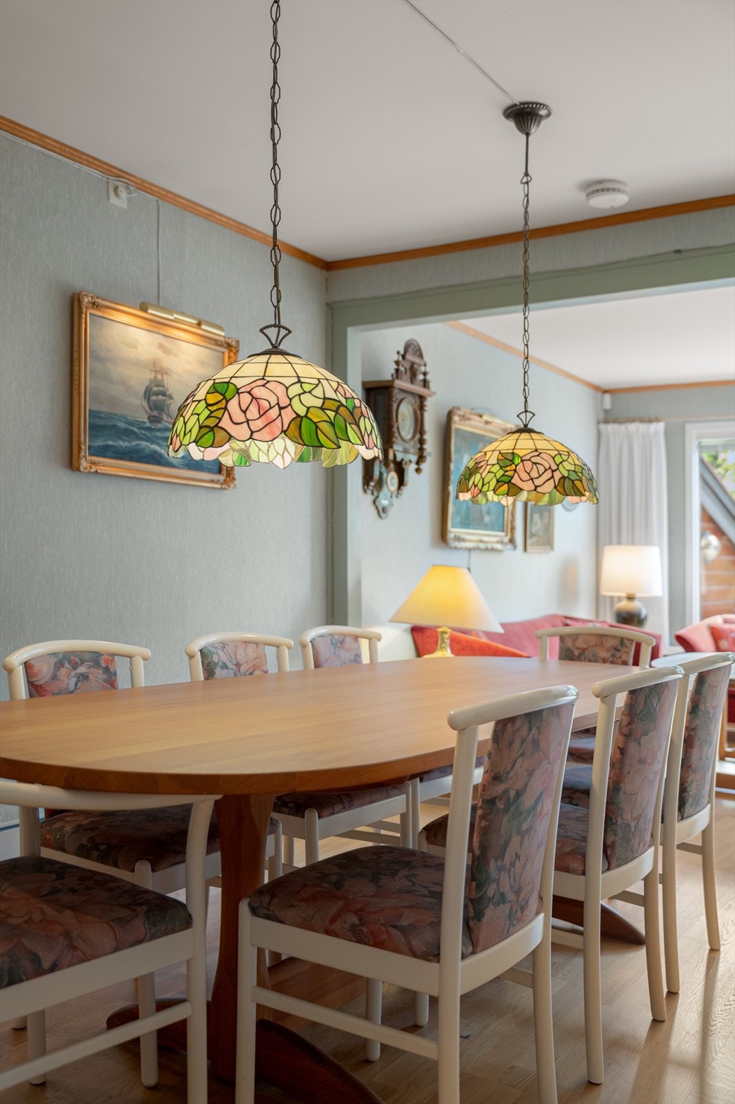 I stue er det også fin plass til et større spisebord. Her kan du dekke opp, og invitere til flere gjester. Galleribilde