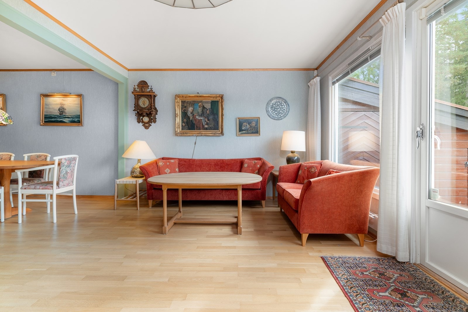 Boligen fremstår som svært lys med herlig naturlig lysinnslipp fra begge sider av boligen. Galleribilde