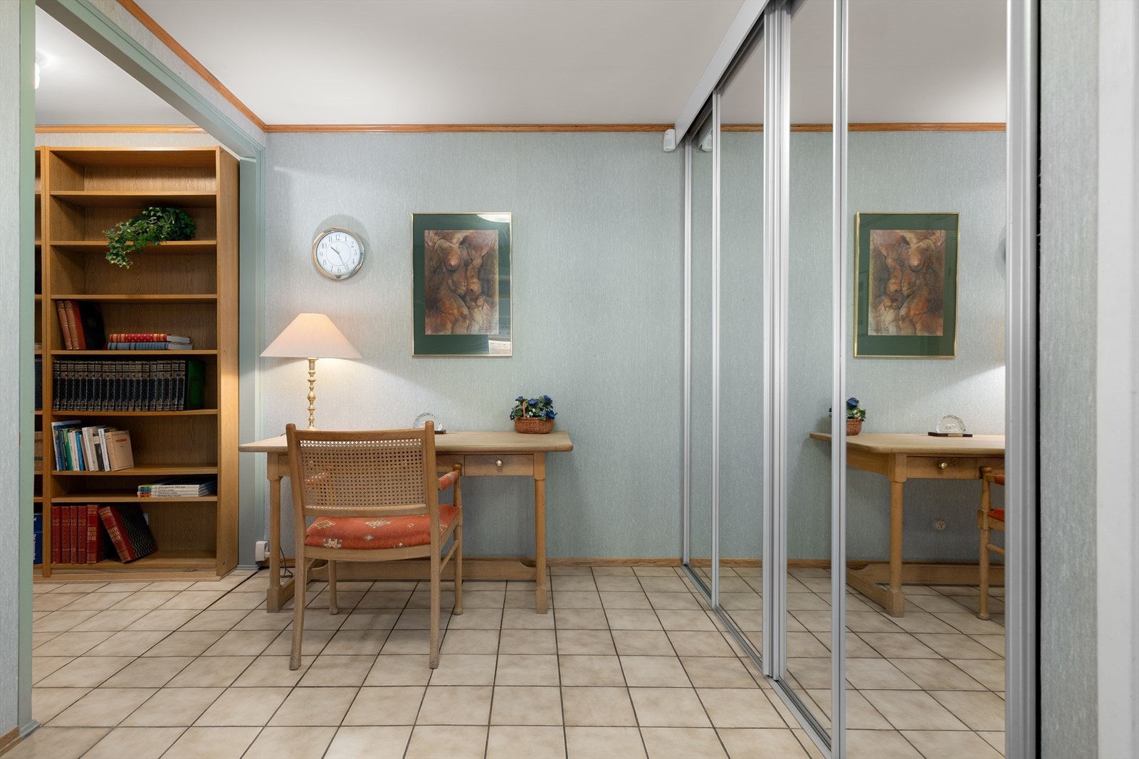 Det hyggelige inngangspartiet fremstår som lyst og luftig. Entrè er innredet med skyvedørsgarderobe med god plass til oppbevaring av sko og yttertøy. Galleribilde