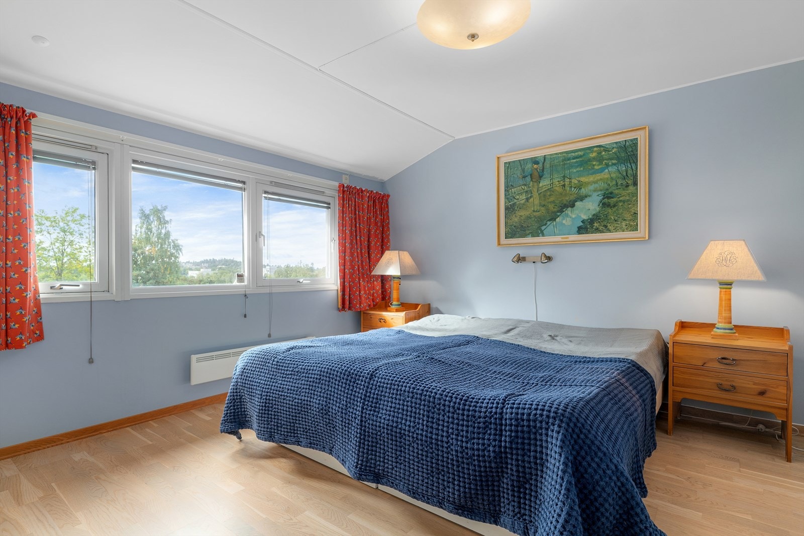 Hovedsoverommet har en svært god størrelse med med plass til dobbeltseng og tilhørende nattbord. Galleribilde