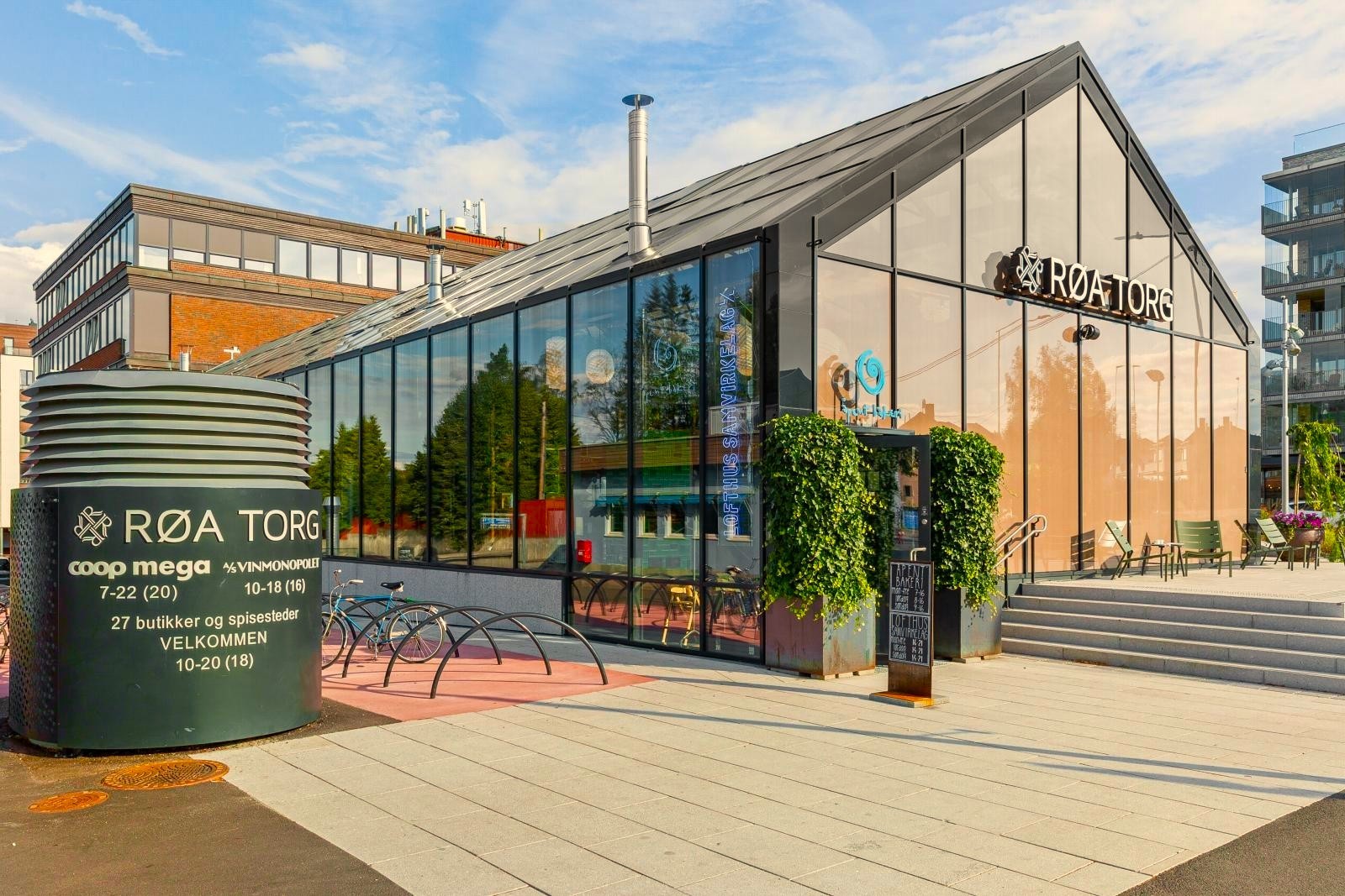 Nærområdet - Røa Torg ligger en kort kjøretur fra boligen. Her finner du både dagligvare, apotek, bakeri, restaurant, vinmonopol m.m. Galleribilde