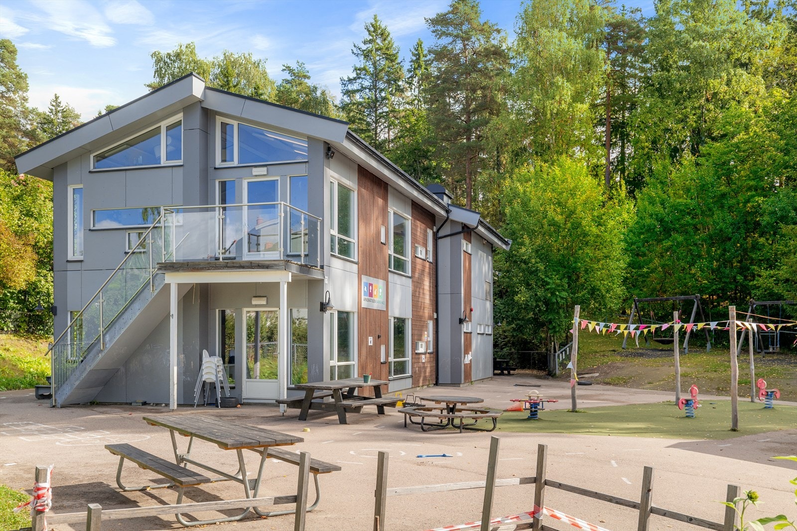 Arnebråtveien barnehage ligger i umiddelbar nærhet til boligen. Galleribilde