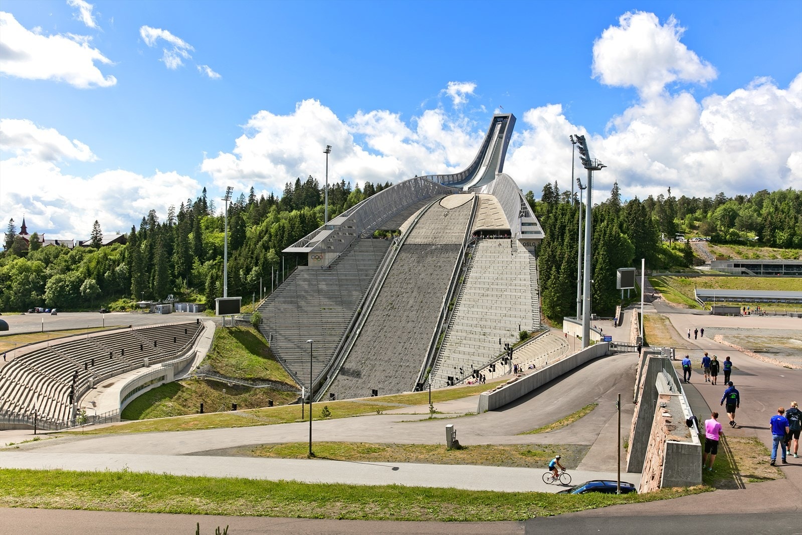 Videre finner du Holmenkollen nasjonalanlegg med hopp, langrenn, skiskyting og rulleski, samt Tryvann skisenter og klatrepark i nærheten. Dette gjør området ideelt for en aktiv livsstil. Galleribilde
