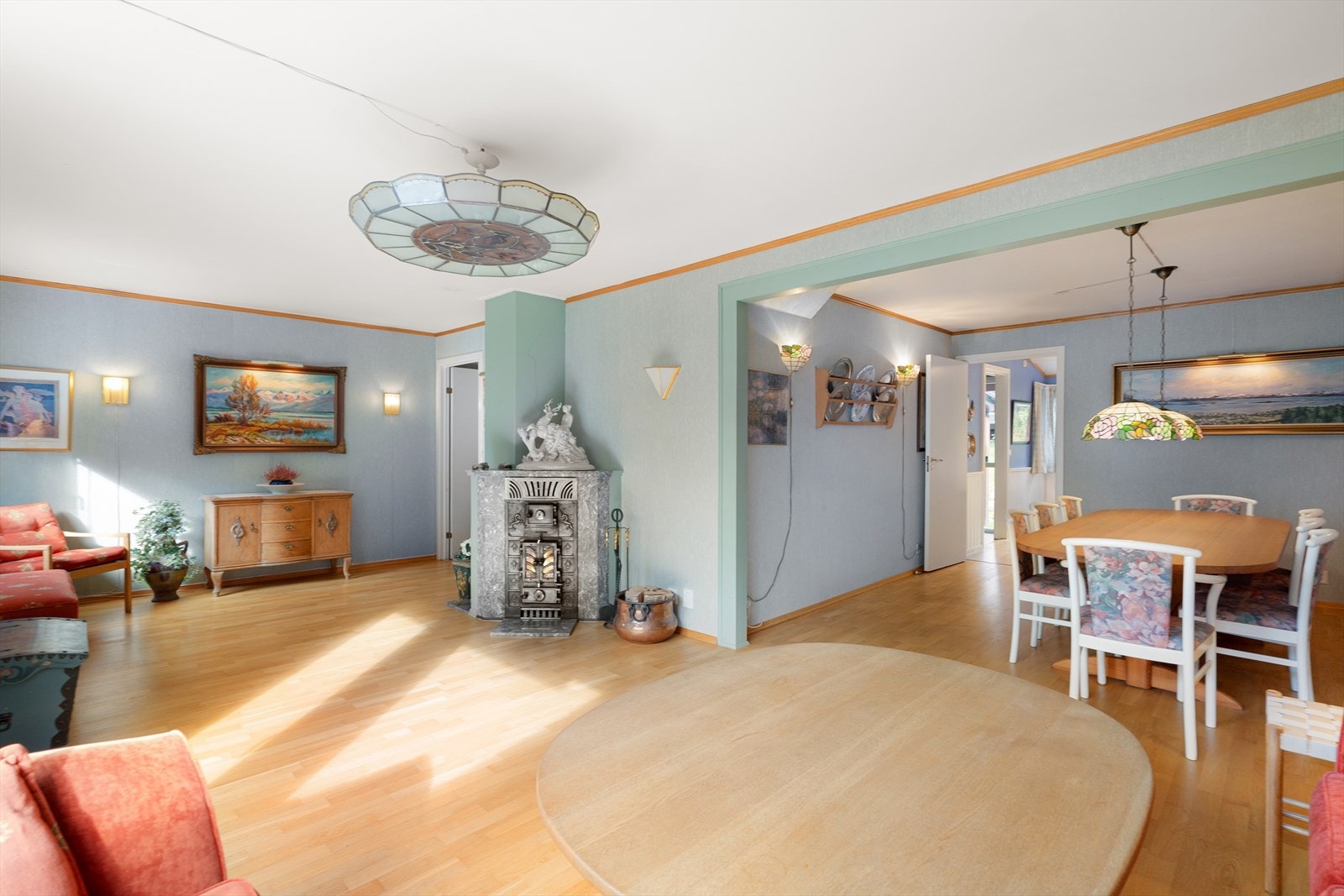 Boligen har en familievennlig planløsning med stor stue med plass til flere soner. Galleribilde