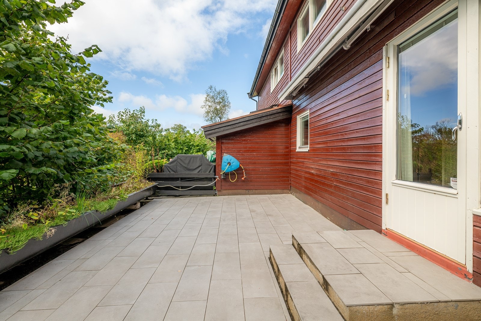 Fra stue er det adkomst til terrasse på hele 28 kvm. Her Får kjøper gleden av ingen innsyn, og grønne omgivelser. Galleribilde