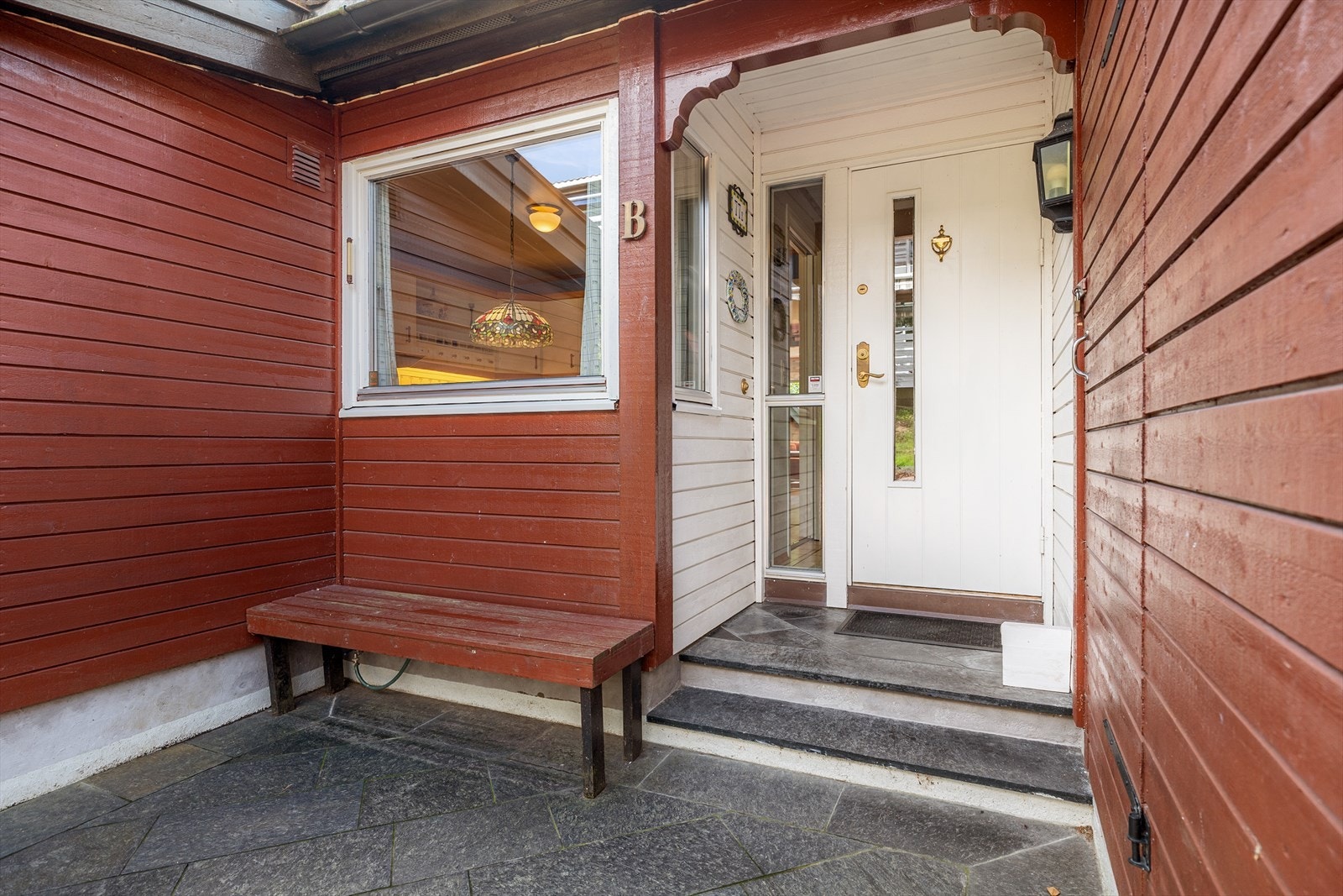 Hyggelig inngangsparti på fremsiden av boligen. Her kan morgenkaffen nytes mot hyggelige fellesområder. Galleribilde