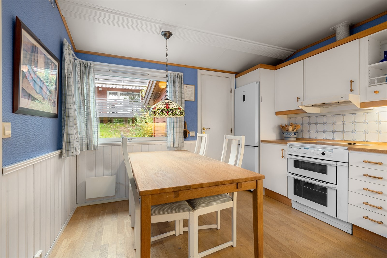 Dagens kjøkkenløsning består av kjøleskap med fryser, komfyr med keramisk topp og oppvaskmaskin. Galleribilde