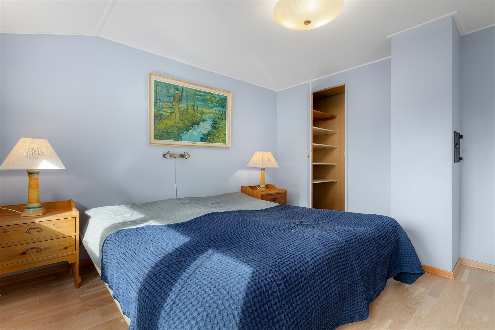 Hovedsoverommet er også tilknyttet innvendig bod. Her er det gode muligheter for oppbevaring, walk-in closet eller lignende. Galleribilde