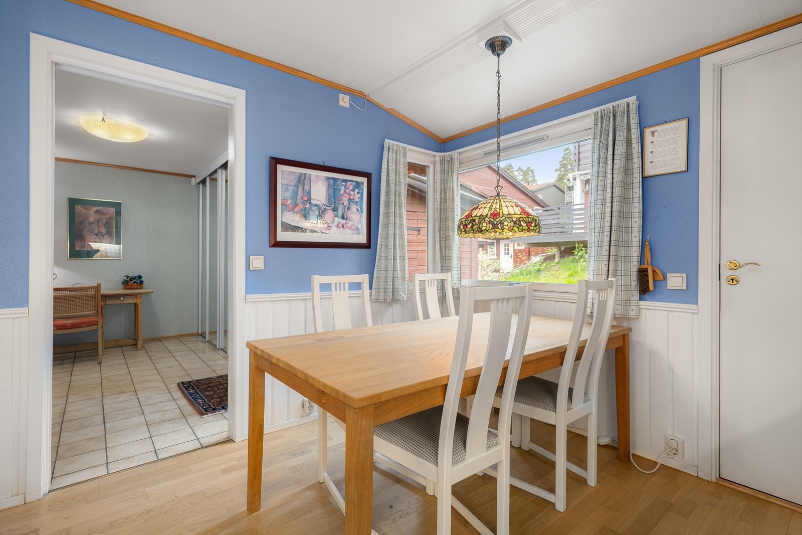 På kjøkkenet er det også fin plass til en liten spisegruppe. Galleribilde