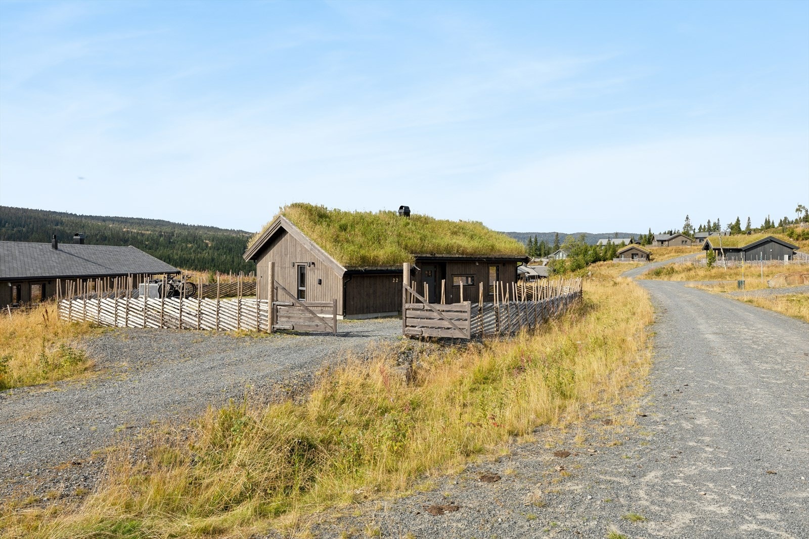 På hytteveggen er det installert elbil-lader. Galleribilde