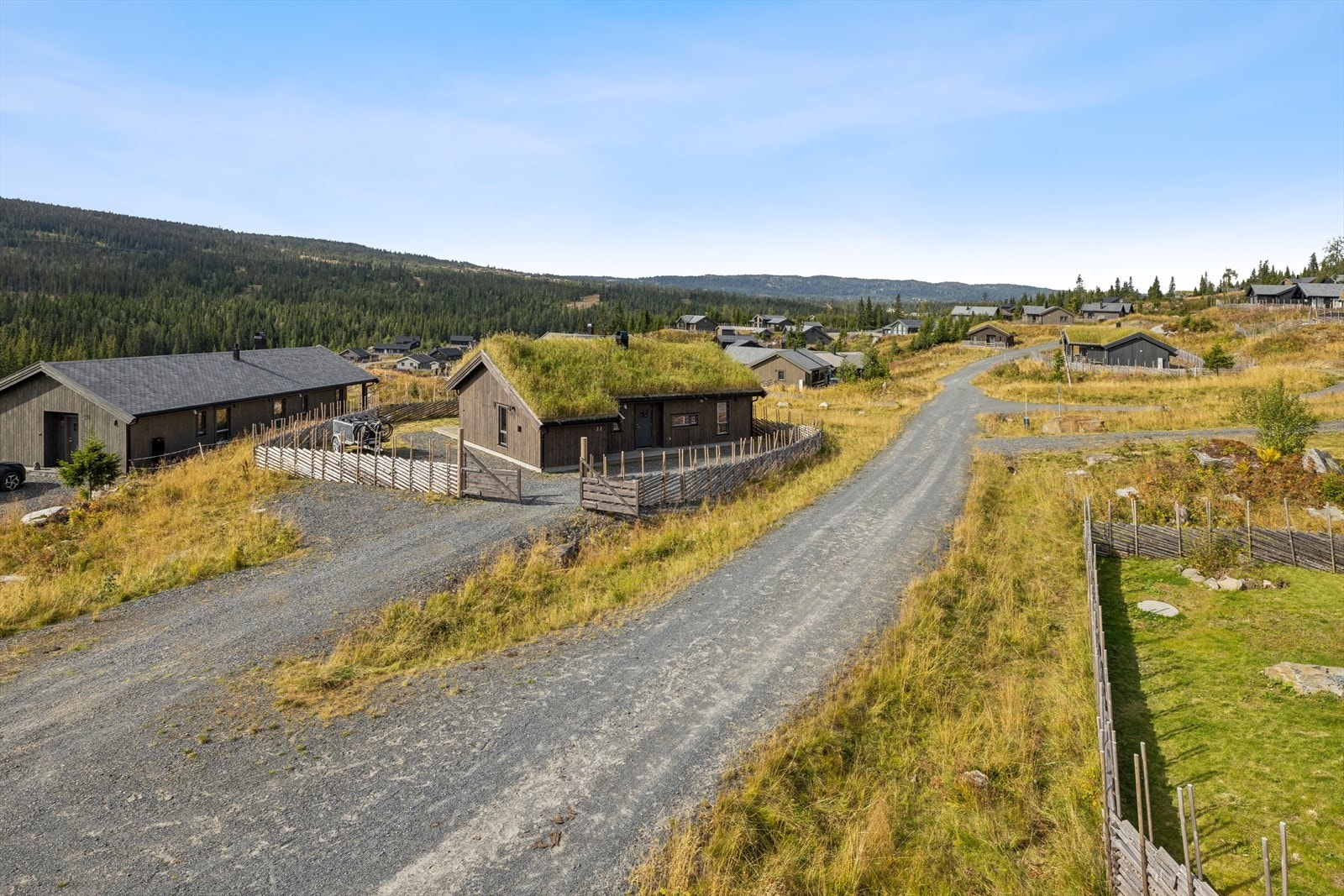 Beliggenheten er sentral i et nyetablert og attraktivt hyttefelt på Skeikampen, med umiddelbar nærhet til skiløyper og turstier. Galleribilde