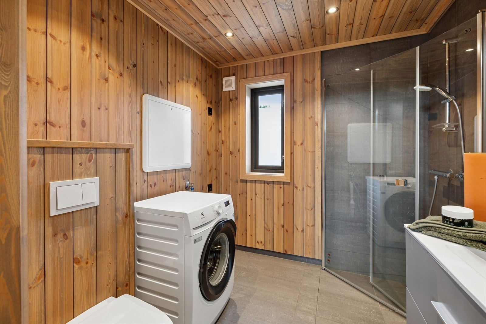 Det største badet har opplegg for vaskemaskin. Begge badene har varmekabler i gulvet, og mekanisk avtrekk. Galleribilde