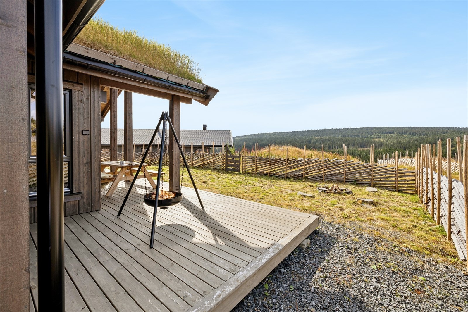 Terrassen er på 37 kvm, og har meget gode solforhold.
Denne er blitt beiset etter fotografering. Galleribilde