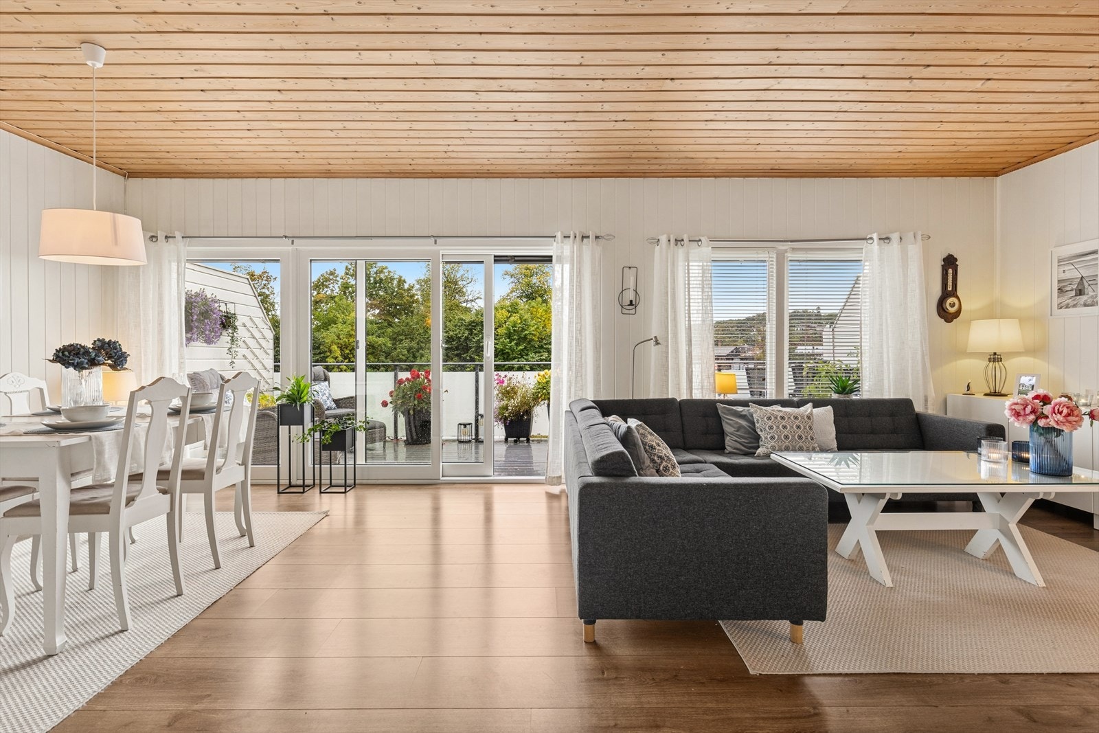 Stuen er lys og romslig med gode møbleringsmuligheter, med plass til både sofagruppe og spisebord. Galleribilde