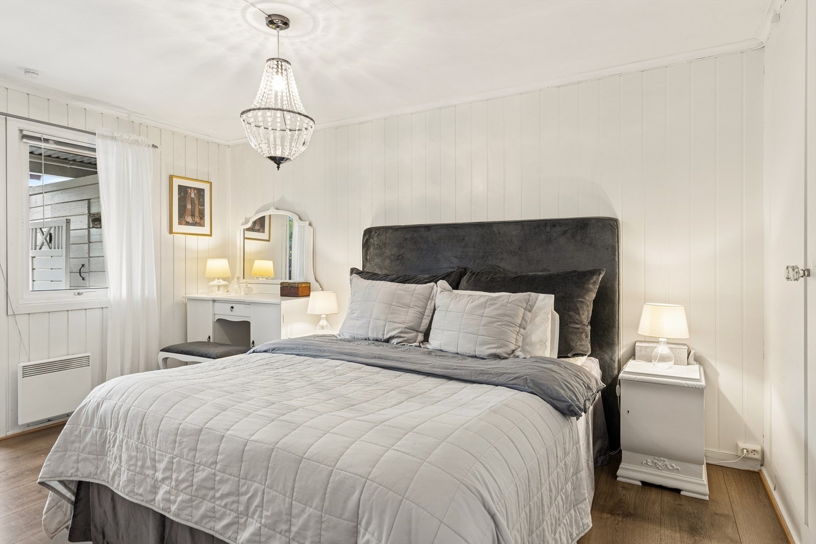 Hovedsoverommet har god plass til dobbeltseng og nattbord. Galleribilde