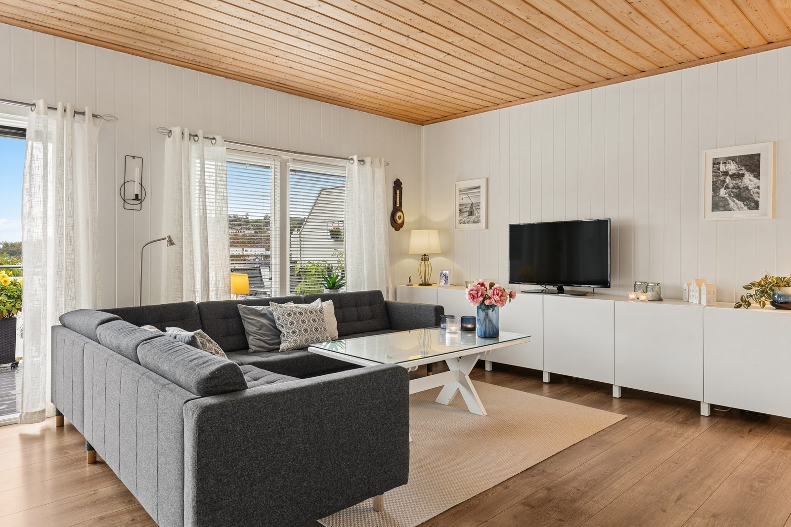 Stuedelen har nøytrale overflater og farger. Panelet i taket gir rommet en lun og varm atmosfære. Galleribilde
