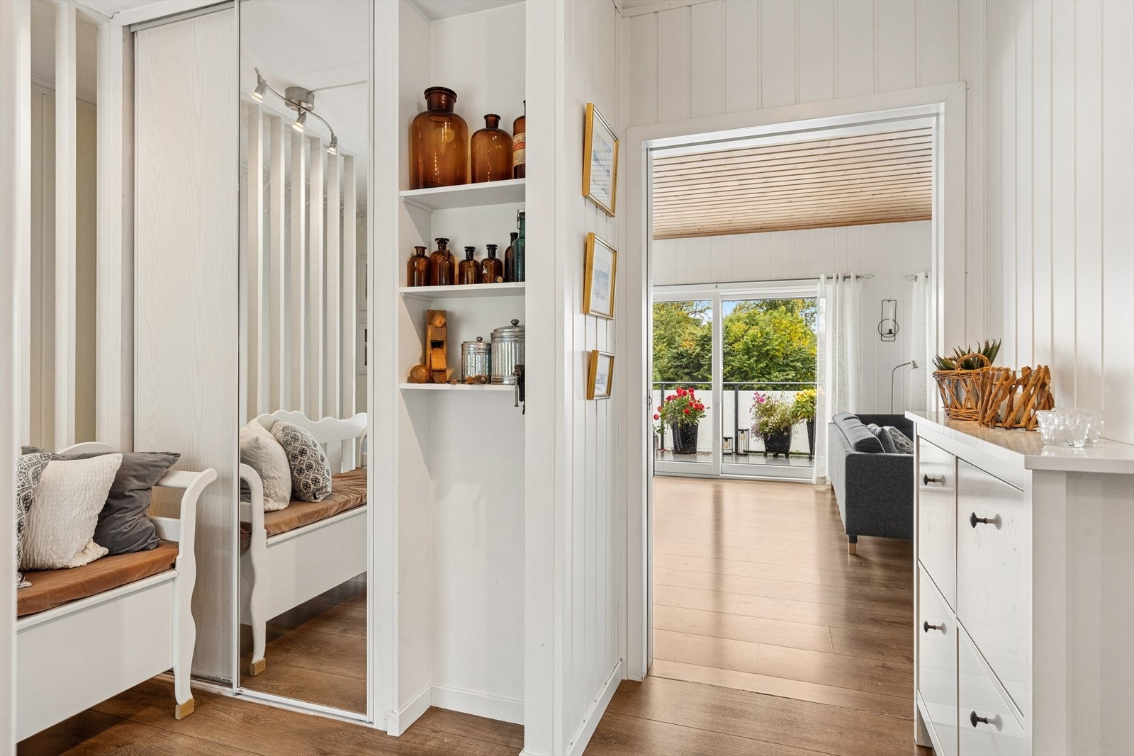 Gangen har skyvedørsgarderobe med speilfront og åpner videre inn mot stuen. Galleribilde