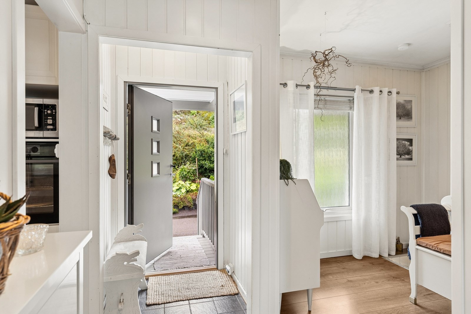 Inngangspartiet leder inn til en lys entré med flislagt gulv og i gangen innenfor er det meget gode oppbevaringsmuligheter for yttertøy og sko. Galleribilde