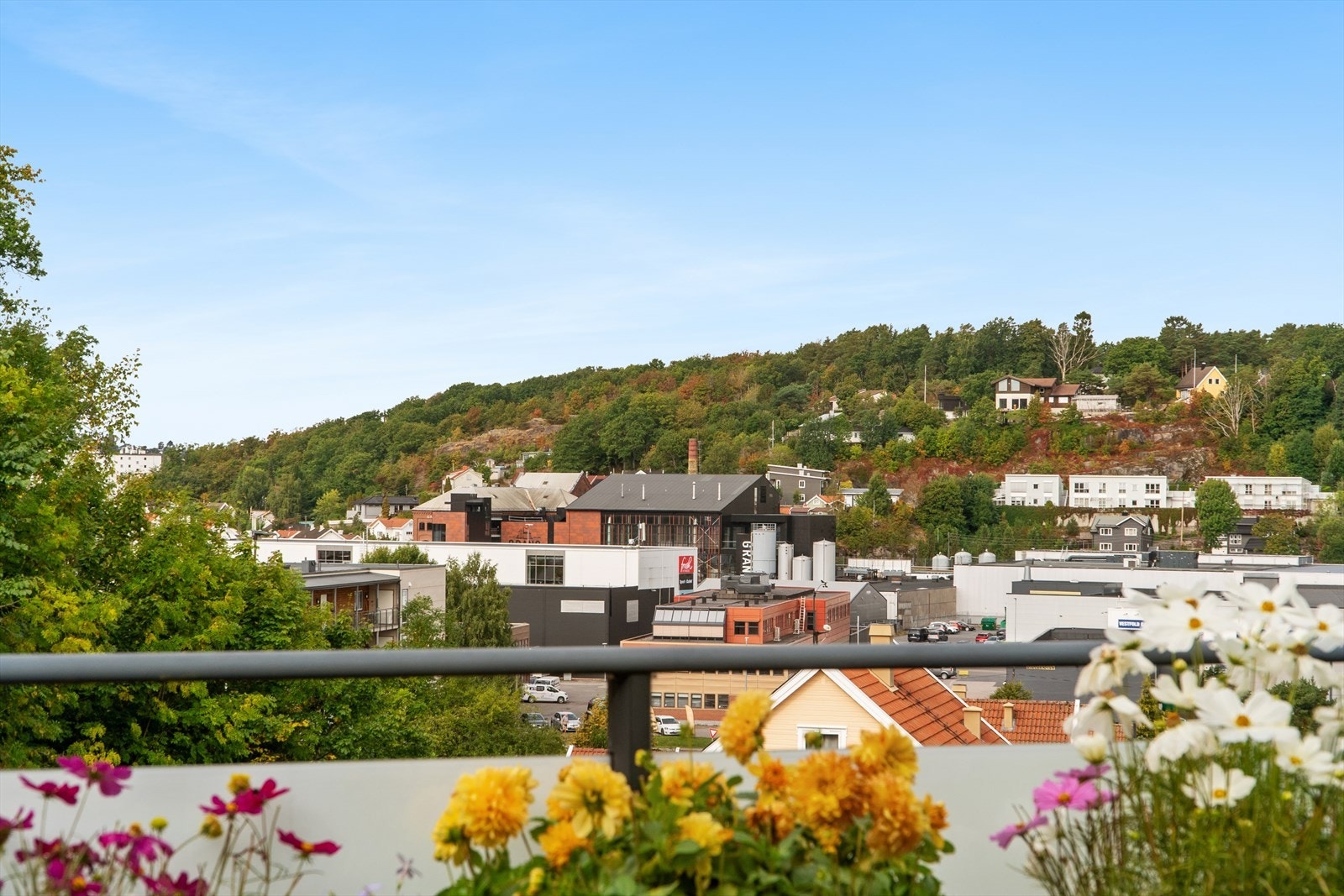 Utsyn mot nærområdet og åsene rundt Kilen. Kort vei til butikker og sentrum. Galleribilde