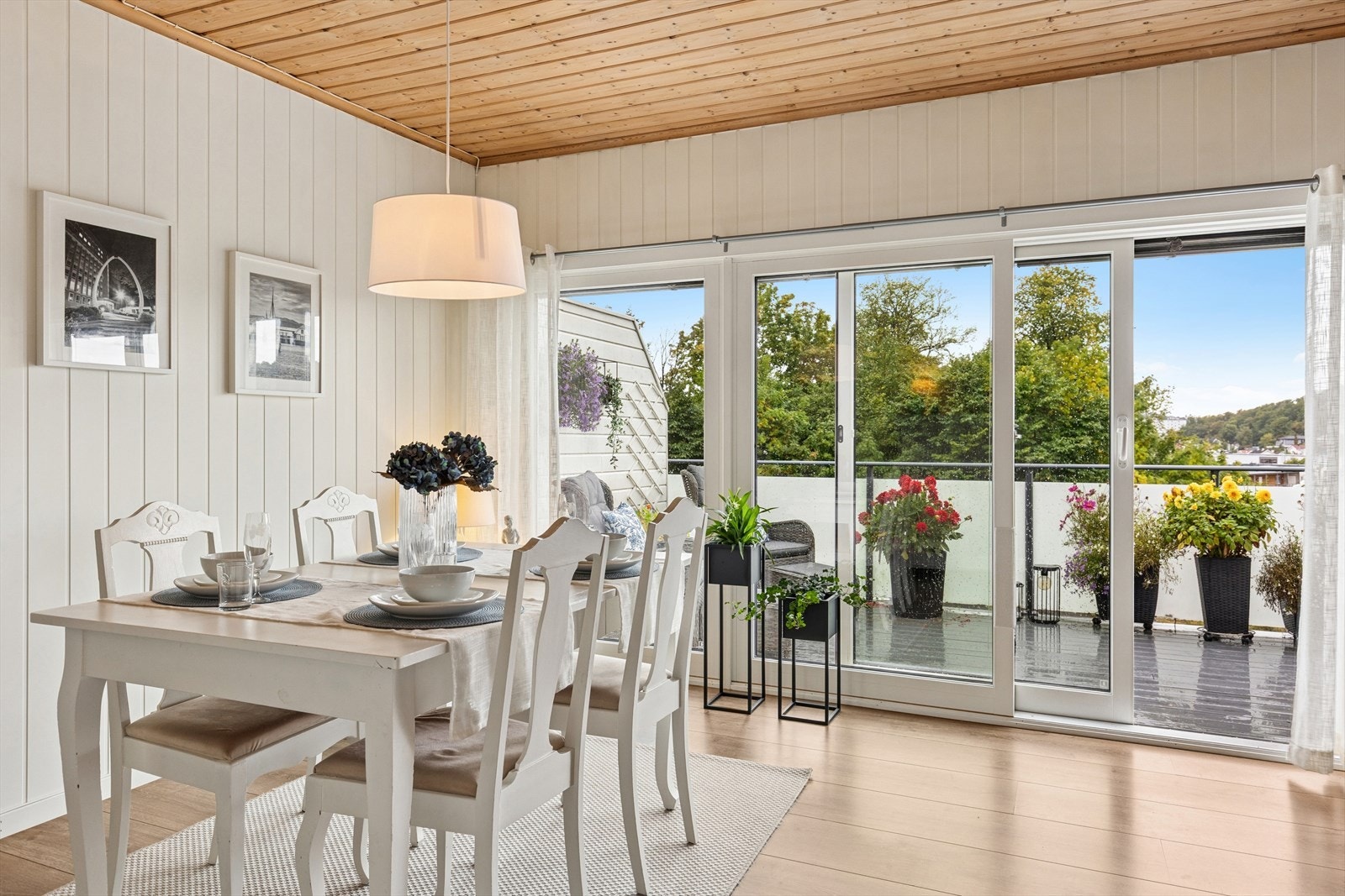 Direkte utgang via skyvedør til en vestvendt balkong med rekkverk i glass og metall. Galleribilde
