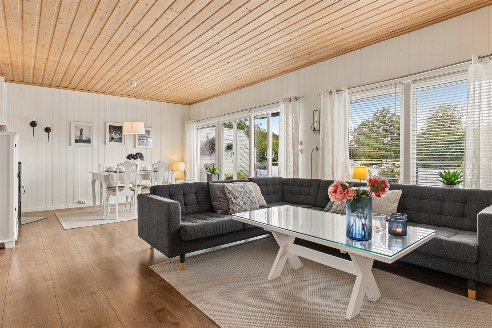 Stuen har store vindusflater som slipper inn godt med naturlig lys. Galleribilde