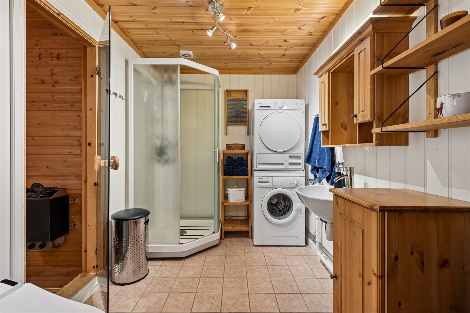 Badet er innredet med dusjkabinett og har direkte adkomst til badstuen. Galleribilde